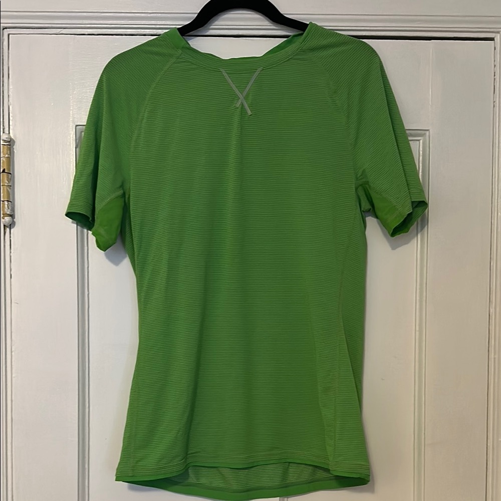 Worn twice Lululemon Green Short Sleeve Athletic Shirt SZ L